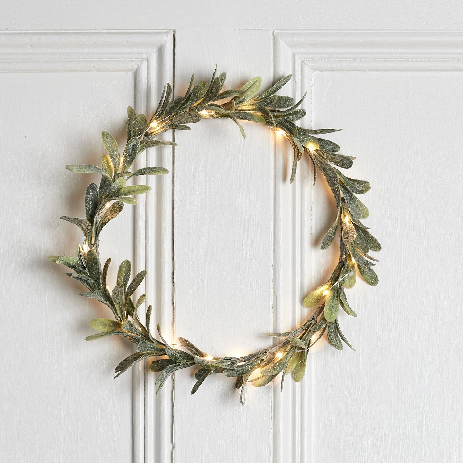 32cm Pre Lit Mistletoe Christmas Wreath 1 32cm Pre Lit Mistletoe Christmas Wreath
